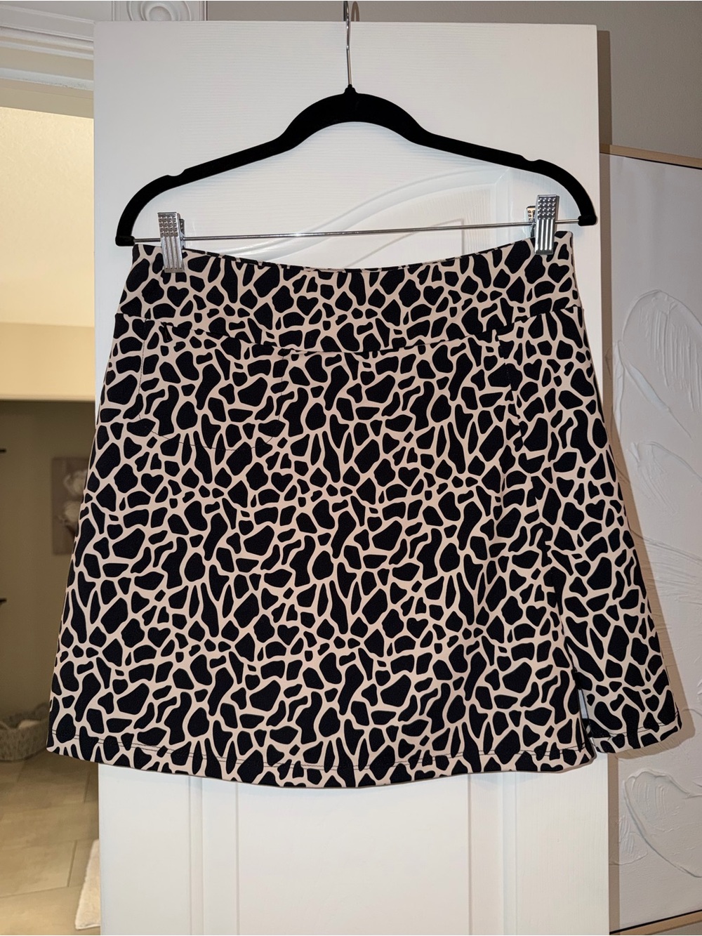 Lulu-B Womens Black and Tan Patterned Skort NWOT Size S - Picture 2 of 4